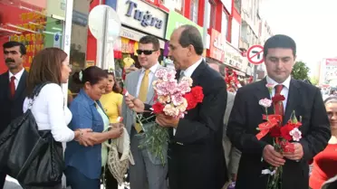 Mersin MHP'den 'Anneler Günü'nde 100 Bin Gül