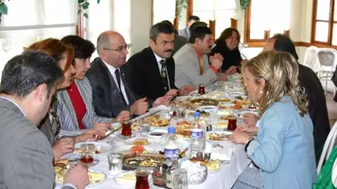 Vali'den Yaşlılara Anneler Günü Jesti