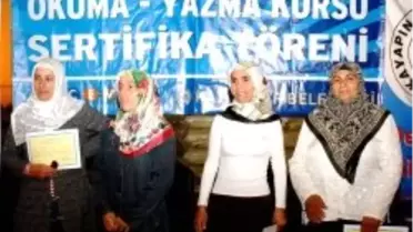 Diyarbakır'da Okuma Yazmayı Öğrenen 60 Kadına Sertifikaları Verildi