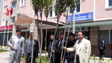 Güroymak'ta 'Herkes Kendi Evinin Önünü Ağaçlandırsın' Kampanyası