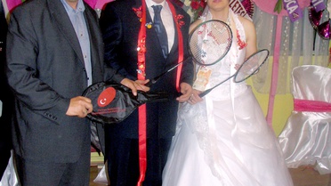 Gelin ve Damada Raket Hediye Edildi