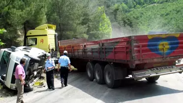 Tır'la Yolcu Minibüsü Çarpıştı: 11 Yaralı