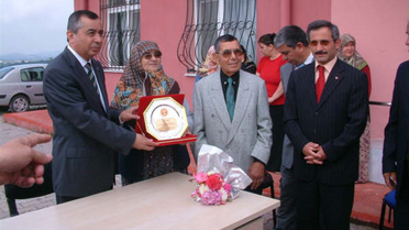 Vali Atak'tan, Hayırsever Vatandaşa Plaket