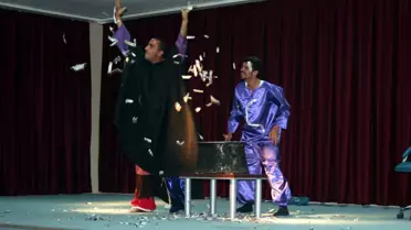Öğrencilerin ÖSS Öncesi Tiyatro Keyfi