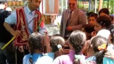 Belediye Başkanı Gülmez, Çocuklara Dondurma İkram Etti