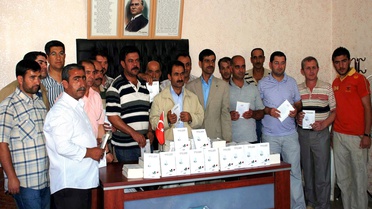 Midyat'ta Kuran Kursu Öğrencilerine Kitap Yardımı
