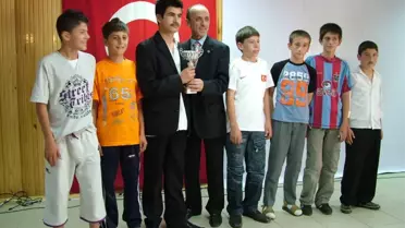 Çaybaşı Yeniköy Beldesinde Öğrenciler Altınla Ödüllendirildi