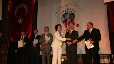 Yılın Hekimi Seçilen Mirkelam'a Kutlama