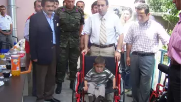 Güroymak'taki 9 Engelliye Tekerlekli Sandalye Yardımı