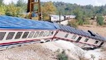 Mavi Tren Raydan Çıktı