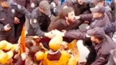 Bir Avuç Eylemci, Bir Bölük Polis