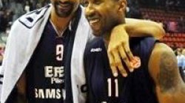 Efes Pilsen: 74 Armani Jeans Milano: 67
