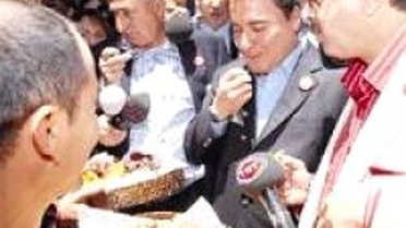 Piyasa Canlansın Diye Alışverişe Çıktı