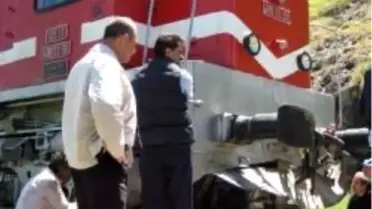 Tren Otobüse Çarptı: 2 Ölü