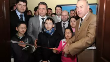 Eğitim-Bir-Sen'in Karikatür Sergisine Miniklerden Yoğun İlgi