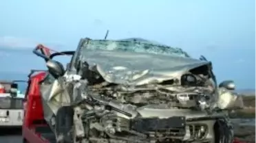 Otomobil Irmağa Yuvarlandı: 5 Ölü