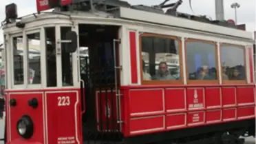 Tramvay Öğrencilere Çarptı: 3 Yaralı
