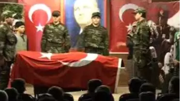 Tiyatro Gösterisini İzleyen Şehit Annesi Baygınlık Geçirdi