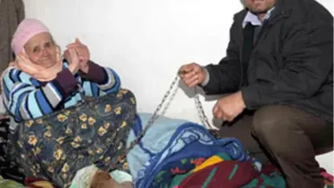 Annesini Zincire Bağlıyor