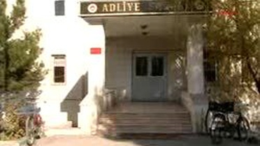 Diyarbakır // Arşiv // Aynı Pankartı Tutan 2 Sanıktan Birine