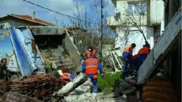 Emekli Öğretmenin Evinden 15 Ton Çöp Çıktı