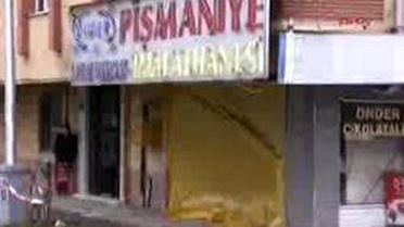Otomobil Pişmaniyeci Dükkanına Girdi
