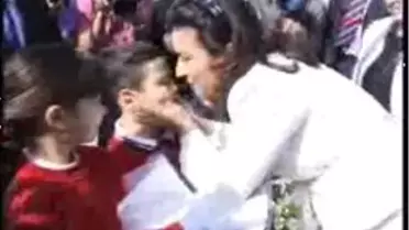 Bakana, Karşılamada Protesto