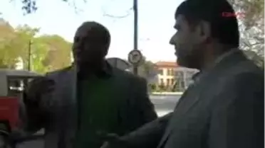 Konya - Binadan Düşen Beton Parçası, Az Kalsın Kafasına Düşü