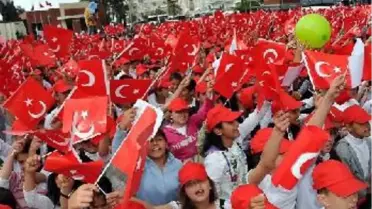 Manisa'da Dev Koro Sahne Aldı