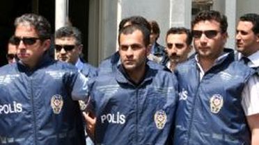 Bir Genç Kız da Yaralı Kurtulmuş!