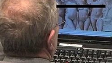 Pornografi İzlerken Yakalandı
