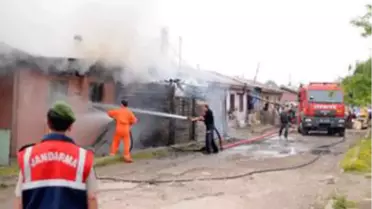 Romanların Kavgasında Bu Kez Prefabrik Evler Ateşe Verildi