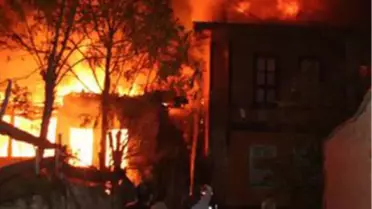 Tavşanlı'daki Tarihi 2 Ev Alev Alev Yandı