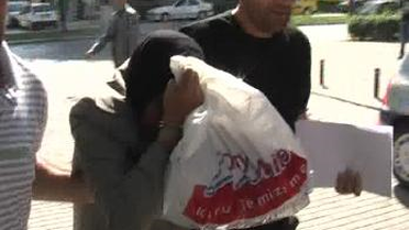 Kadın Polisler Namazı Bozup Hırsızı Yakaladı