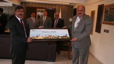 Baskan Akdoganin Yaptirdigi Kolaj Calismasi Begeni Topluyor