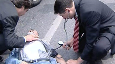 Cumhurbaşkanı Gül'den Yoldaki Yaralıya Yardım Eli