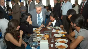 Vali Kamçı Yurtkur’un Düzenlediği Yemekte Üniversite Öğrencileriyle Biraraya Geldi
