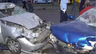 Karşı Şeride Geçen Araç, 4 Otomobil ile 1 Motosiklete Çarptı: 5 Yaralı