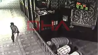 Camide El Çantasını Çalan Çocuk Kameraya Yakalandı