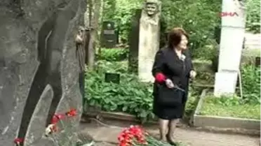 Nazım Hikmet Ölümünün 47. Yıldönümünde Moskova'daki Mezarı Başında Anıldı