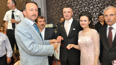 Yüzükleri Karabalık Taktı