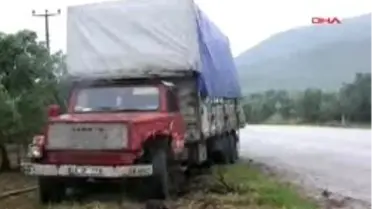 İznik - Cenazeden Dönenleri Taşıyan Minibüs İle Kamyon Çarpıştı: 2 Ölü, 8 Yaralı