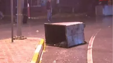 Göstericiler Araçlara Saldırdı