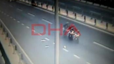 Motorsiklet Kazasında Ölen Kadının Düşmesi Güvenlik Kamerasında