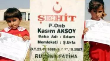 Güneş ve Zeliha Karnelerini Aldı Şehit Babalarına Koştu