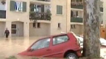 Pendik'te Birçok İşyeri Ve Evi Su Bastı