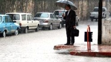 Yağmur Suyu Yol Kapattı