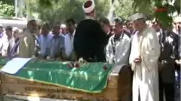 Gebze´Deki Sel Kurbanı Doğan Çifti Toprağa Verildi