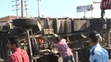 Karpuz Kamyonu ile Otomobil Kazasında İlginç Söndürme Taktiği