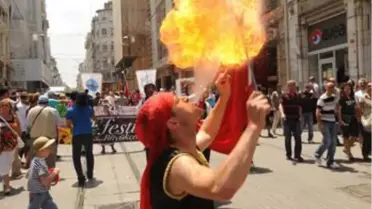Taksim'de Festival Yürüyüşü